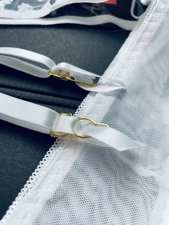 Komplet bielizny damskiej Anis - gorset, podwiązki, stringi