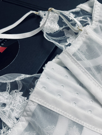 Komplet bielizny damskiej Anis - gorset, podwiązki, stringi