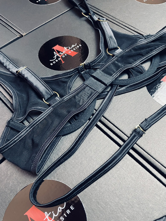 Komplet bielizny damskiej czarny Astroh ze spódniczką