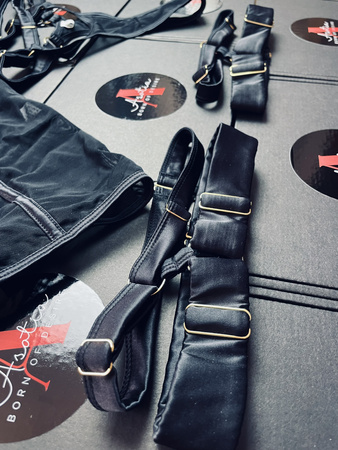 Komplet bielizny damskiej czarny Astroh ze spódniczką