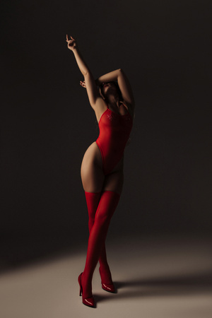 Czerwone body damskie Alzir z pończochami