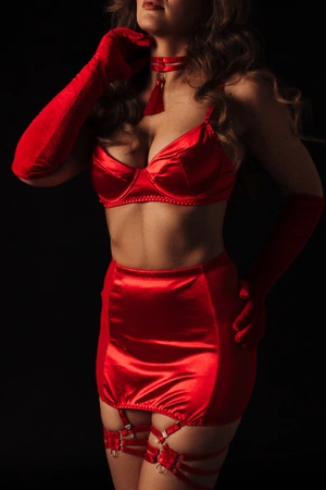 Miękkie, długie, czerwone rękawiczki